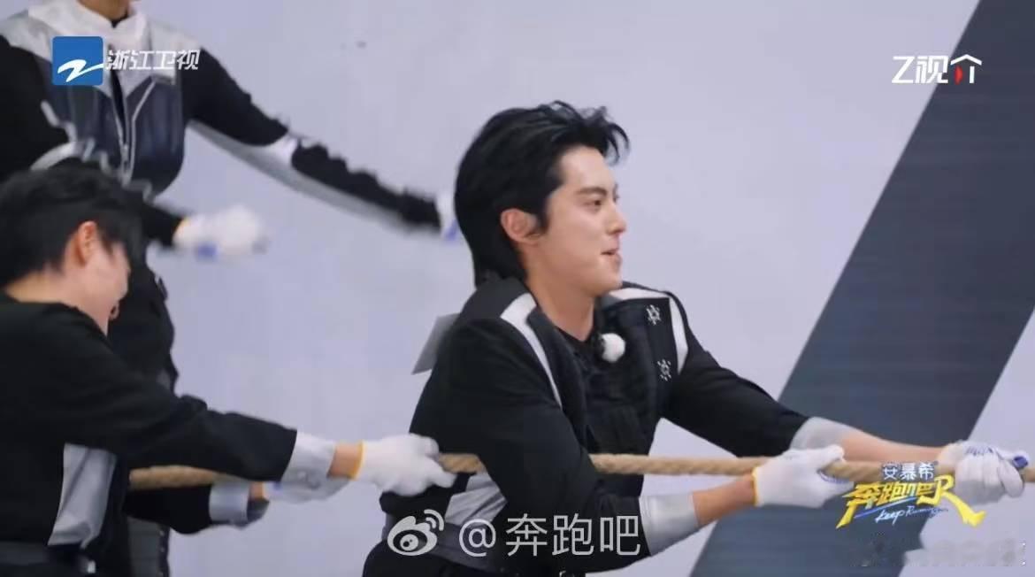 张真源拔河教科书级别的重心奔跑吧救命！看个综艺还能解锁拔河“通关秘籍”！张真源