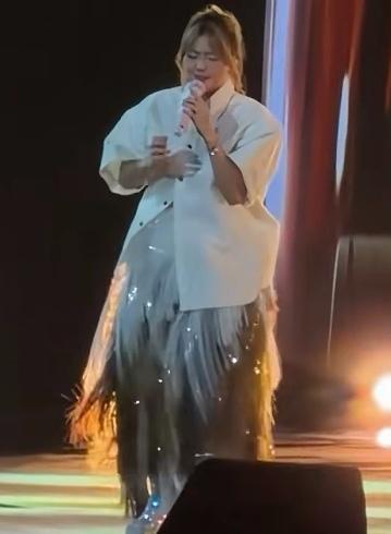 图一是47岁的孙燕姿图二是18岁的全红婵图三是43岁的贾玲她们三人的变化着