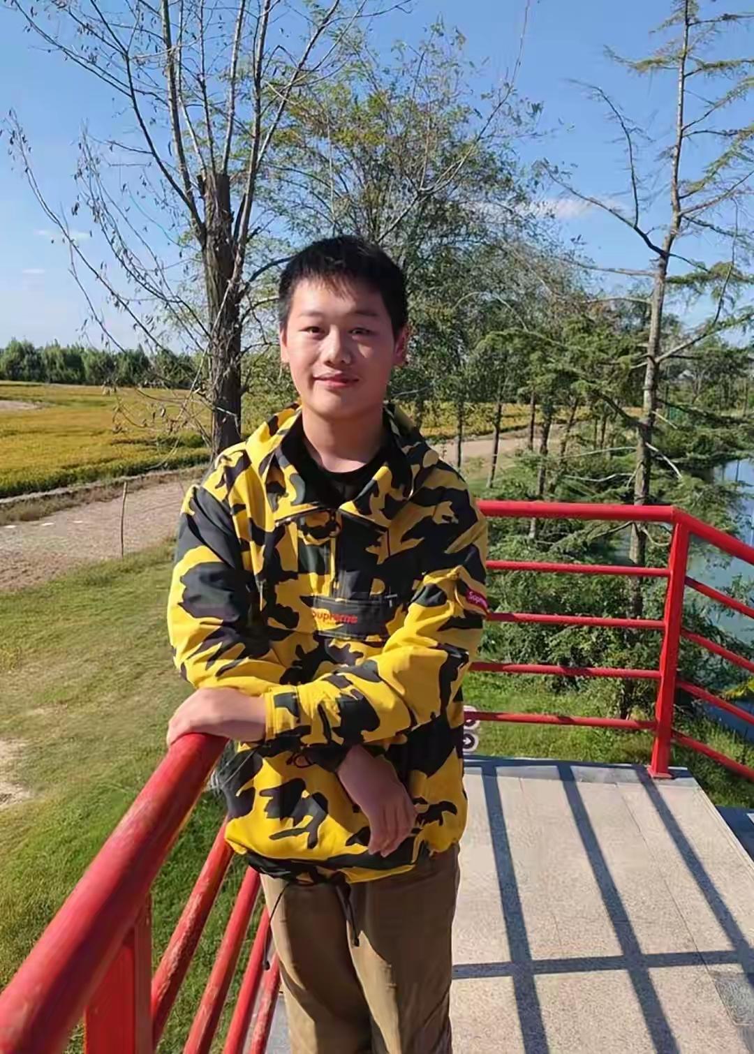 江苏周宇初二学生去世，仅15岁，头痛后确诊，最后抓着妈妈手不放，江苏初二学