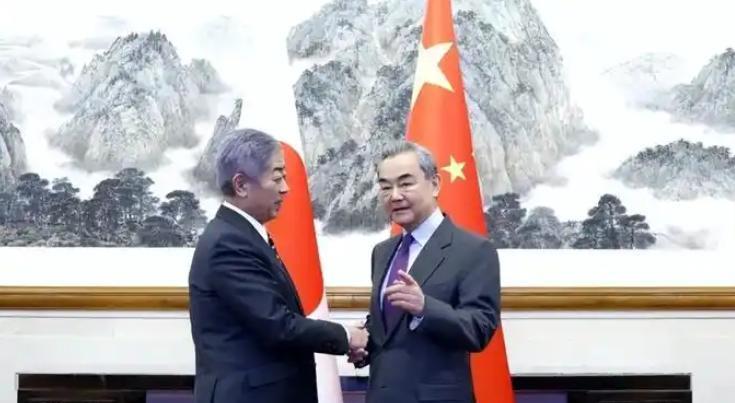 日本网友说，假如中日再次开战，中国很可能并入日本版图。但是中国网友回复道：收拾你