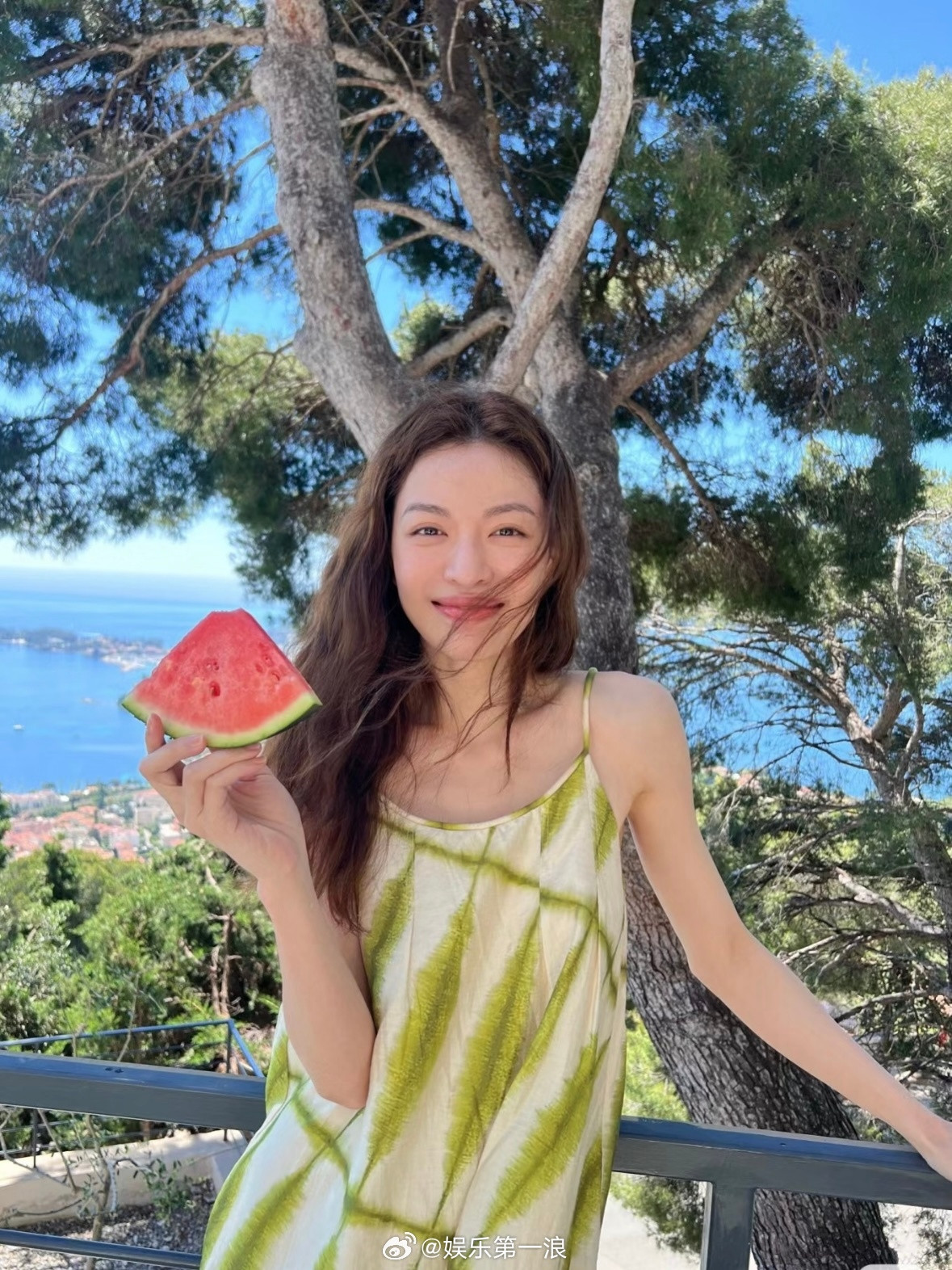 钟楚曦夏日旅拍天花板时尚小星机夏天旅行怎么穿？看交出的时尚答卷！拥有超绝身材线条