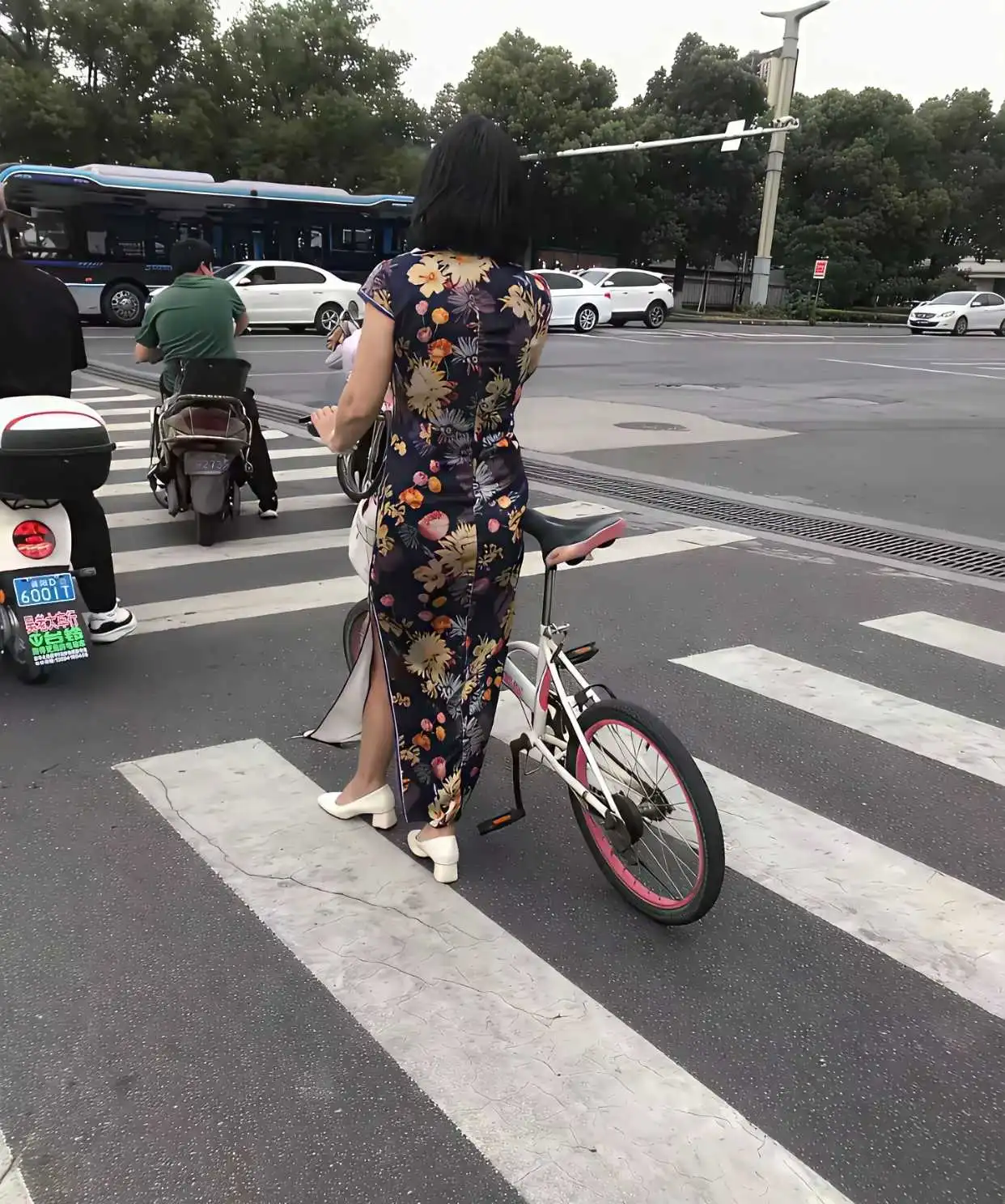 第一次见穿旗袍骑自行车的，你见过吗？