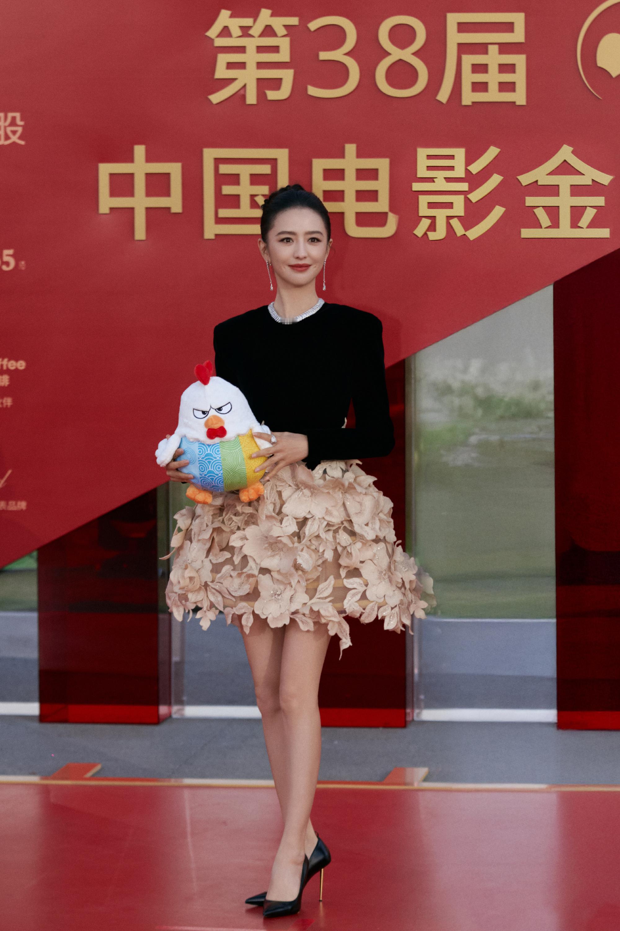 佟丽娅新疆限定皮肤美成啥了一组黑色裙装美腿造型。佟丽娅