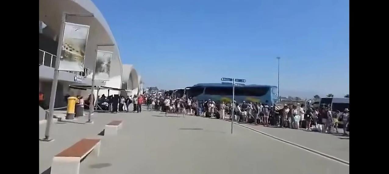 全世界都在笑话以色列画面中排长龙，一眼望不到头的以色列人。他们正准备坐船去塞