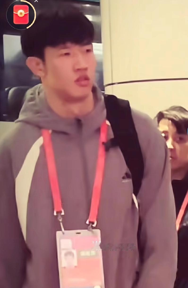 黄明依U22打得差，张明池都胖了太多，穿着宏远球衣还有用吗？球迷都说黄明依U