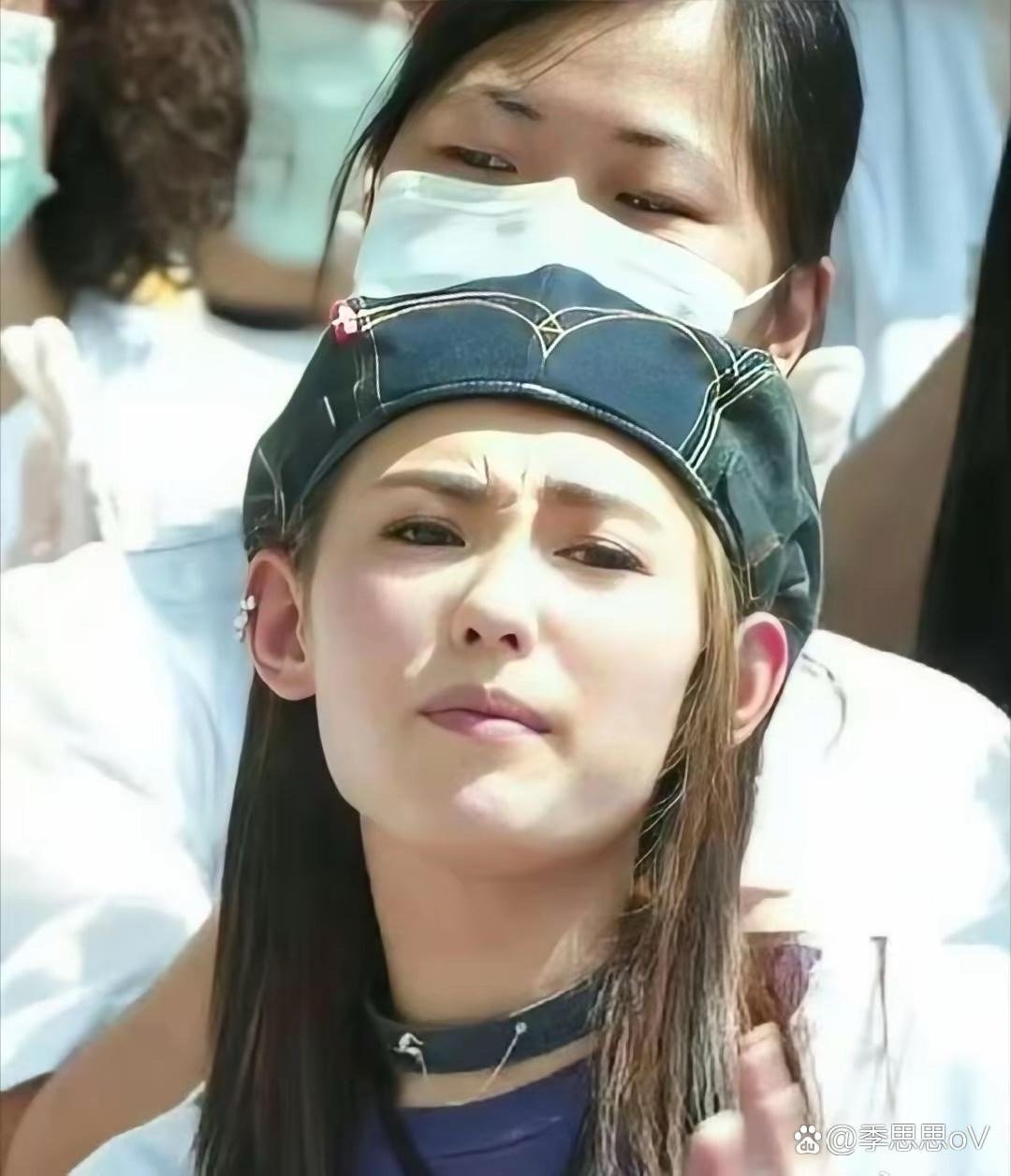 年轻时的张柏芝，一举一动都洋溢着青春美少女的鲜活气息，灵动又耀眼