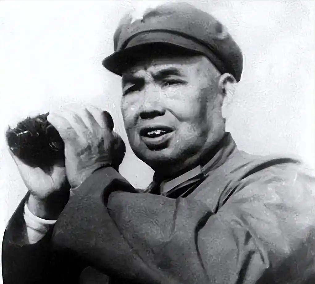 1971年冬季，许世友在南京长江大桥检查工作时，瞧见守卫大桥的战士顶着大雪在露天