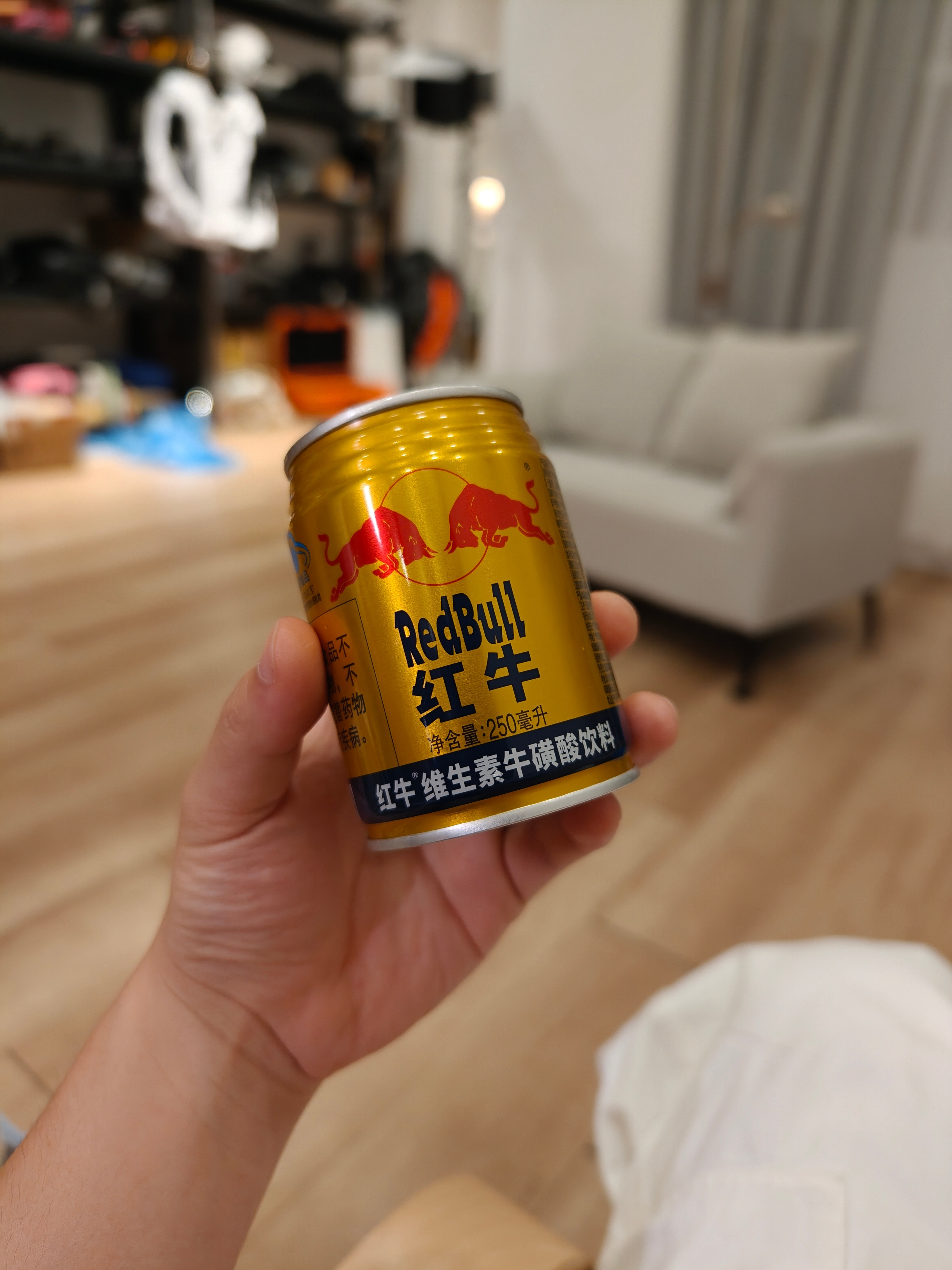 过去的半年时间里，喝了大概有50～100杯/罐这个区间的咖啡/红牛，但现在最