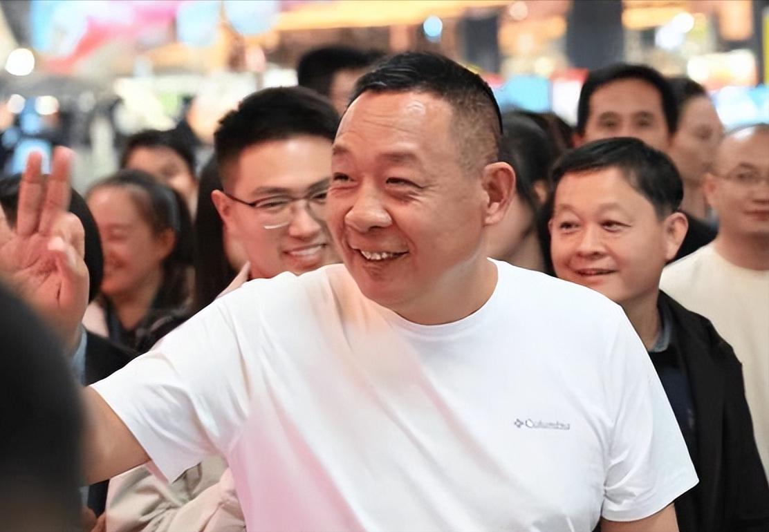 胖东来拿4亿利润分员工3.5亿，根本不是靠老板善良。外界都夸于东来是良心企业家，