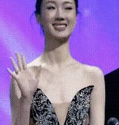 单依纯平时登台唱歌穿着打扮并不暴露，也不知道她怎么考虑，登台领奖了，几乎把胸全部