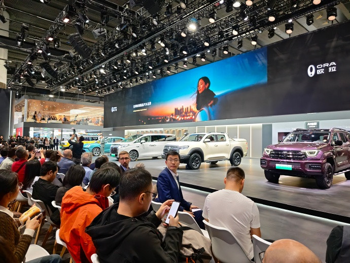 第三站长城展台这次最亮眼的明星毫无疑问就是欧拉5了，作为“年轻人严选搭子”，欧