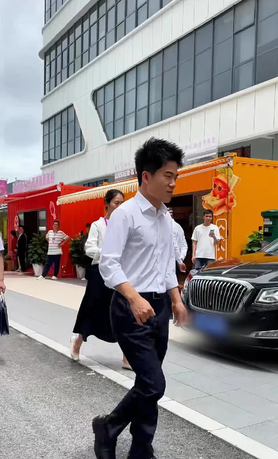 不用曲曲啦！与辉同行的榴莲检测无黄残留，董宇辉618化身水果大使来到