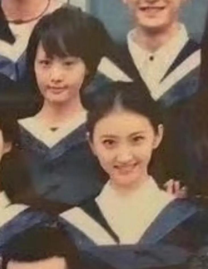 郑爽和景甜，同样是2007级北电同班的学生，更是同一宿舍的姐妹花，一个清纯时期火