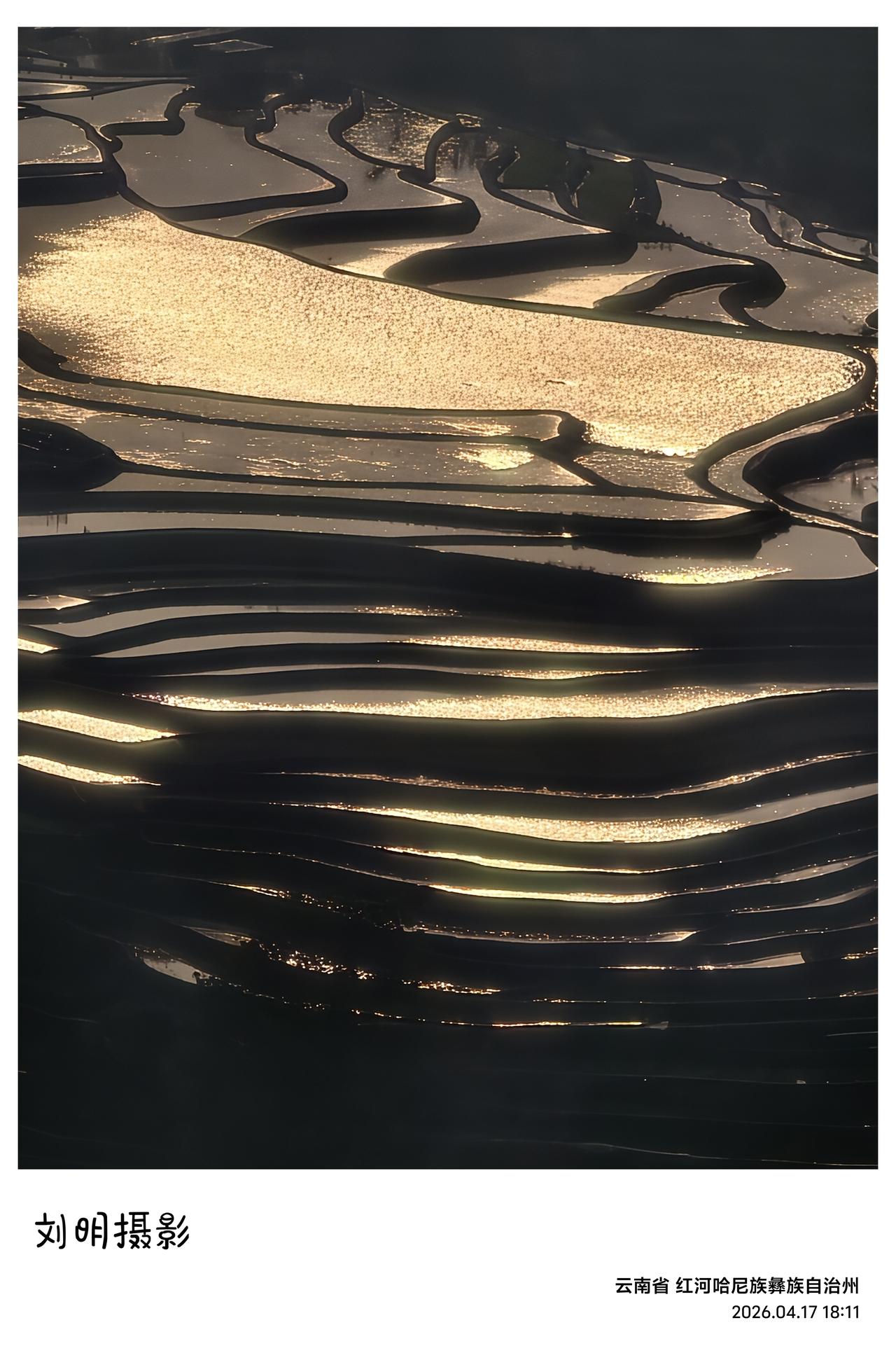 今天到云南建水县逛了大半天，下午五点半，我们开车到了元阳坝达梯田。这时候的光线最