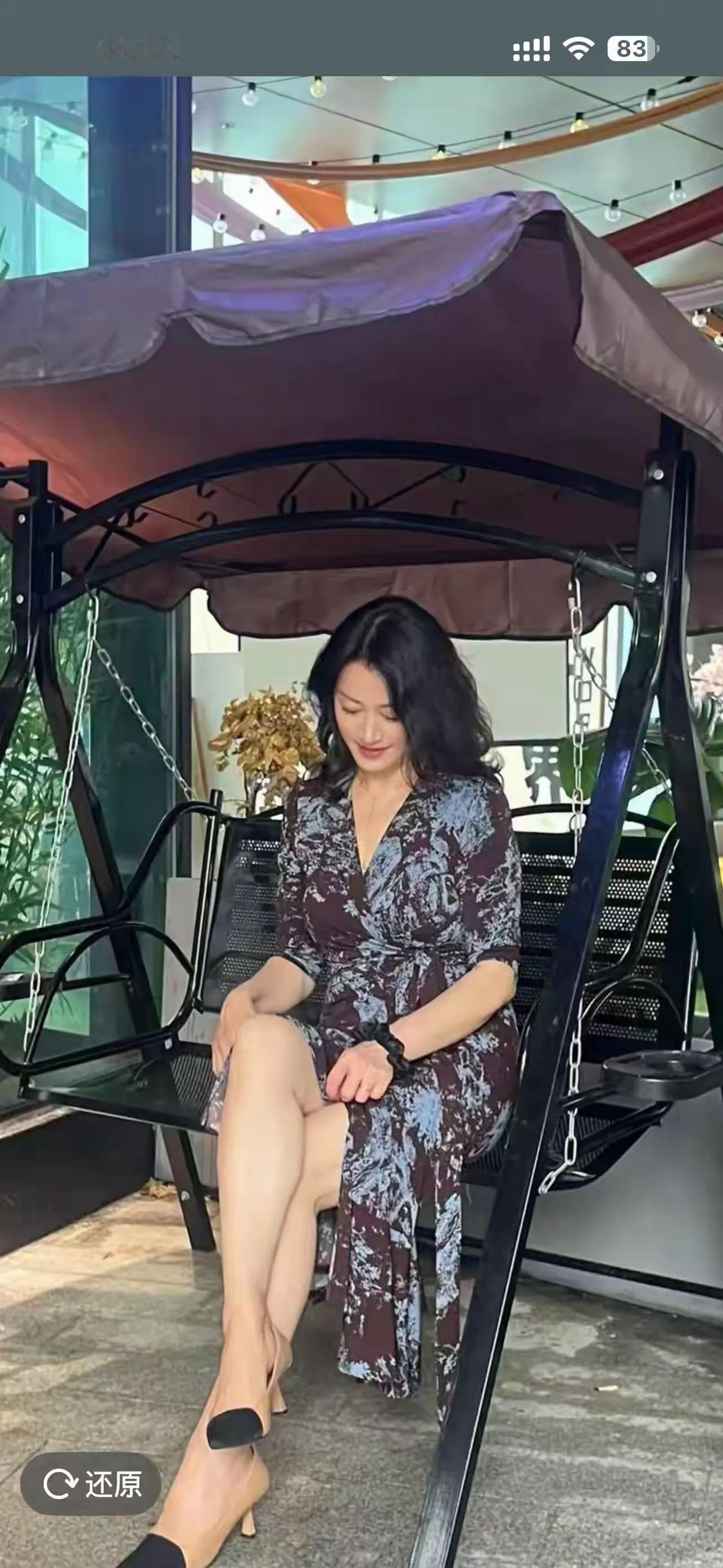 人生很短暂，作为女人要学会打扮自己，吃美食和穿搭，穿不同的服饰，到世界各地去看看