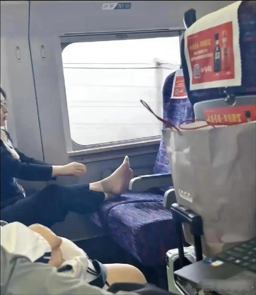 为什么她能把高铁对面的座位转过来。​​​