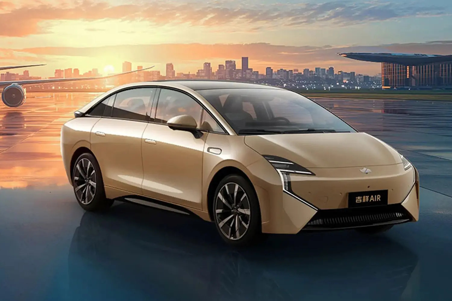 今天在路上偶遇一台云度汽车π1，好像用了哈弗H1蓝标的壳子，难怪看着有点眼熟很多