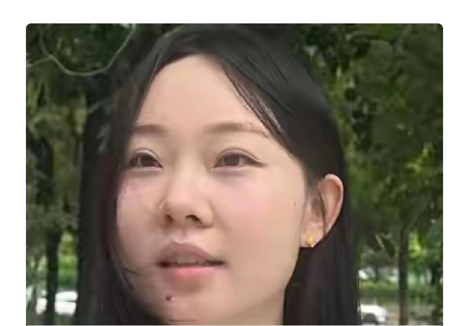 人美心善！深圳龙岗，一外卖骑手在送餐途中意外摔倒，痛得爬不起身，周边围了很多人都