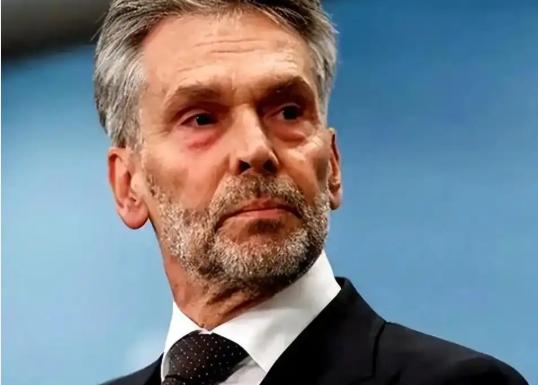 荷兰这次终于“栽跟头”了，发现美国也保护不了它！说白了，这次荷兰跟在美国身后