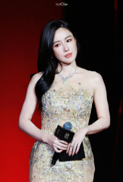 被她分手即发光的状态戳中！告别消耗型关系，红毯上的她眼神凌厉质感拉满。八年恋情体