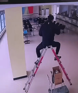 虽然早就已经猜到这哥们肯定会摔下来！但是看到最后还是觉得那么搞笑[笑着哭]