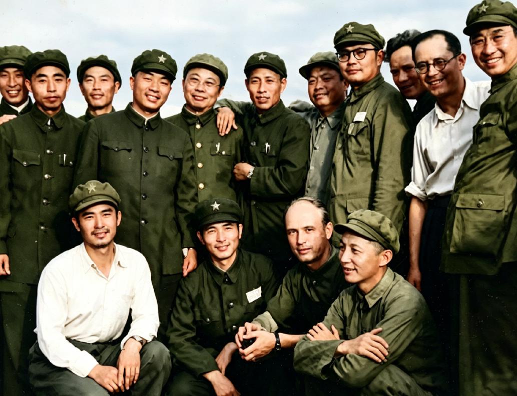 广州解放初期，广东党政军首长留下了一张绝版合影，陈赓站在边上，洪学智下蹲，到底谁