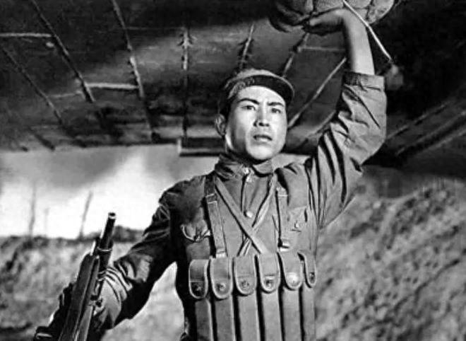 90年代有位开国中将与世长辞，临终时提及董存瑞，追悼会为何因此推迟5天？199