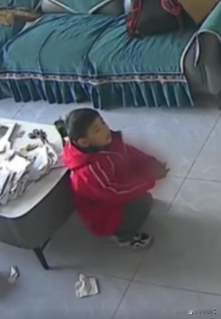 河南南阳7岁男孩偷拿一家文具店的玩具，在店里逗留了9分钟之后准备离开，路过收银台