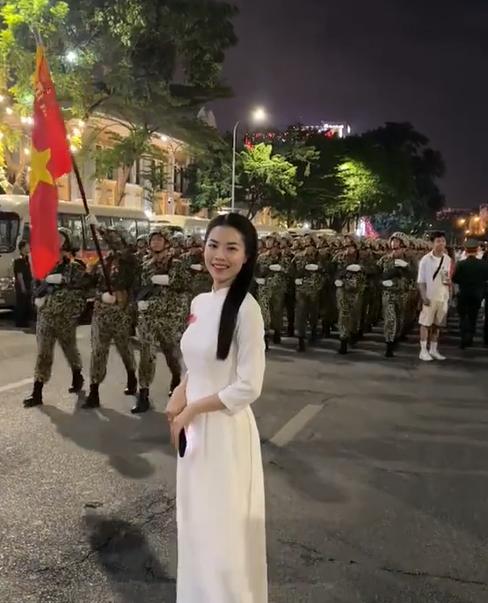 越南的军民关系是真的挺好！越南军队在走阅兵训练，旁边的越南女子就在前面拍照，而