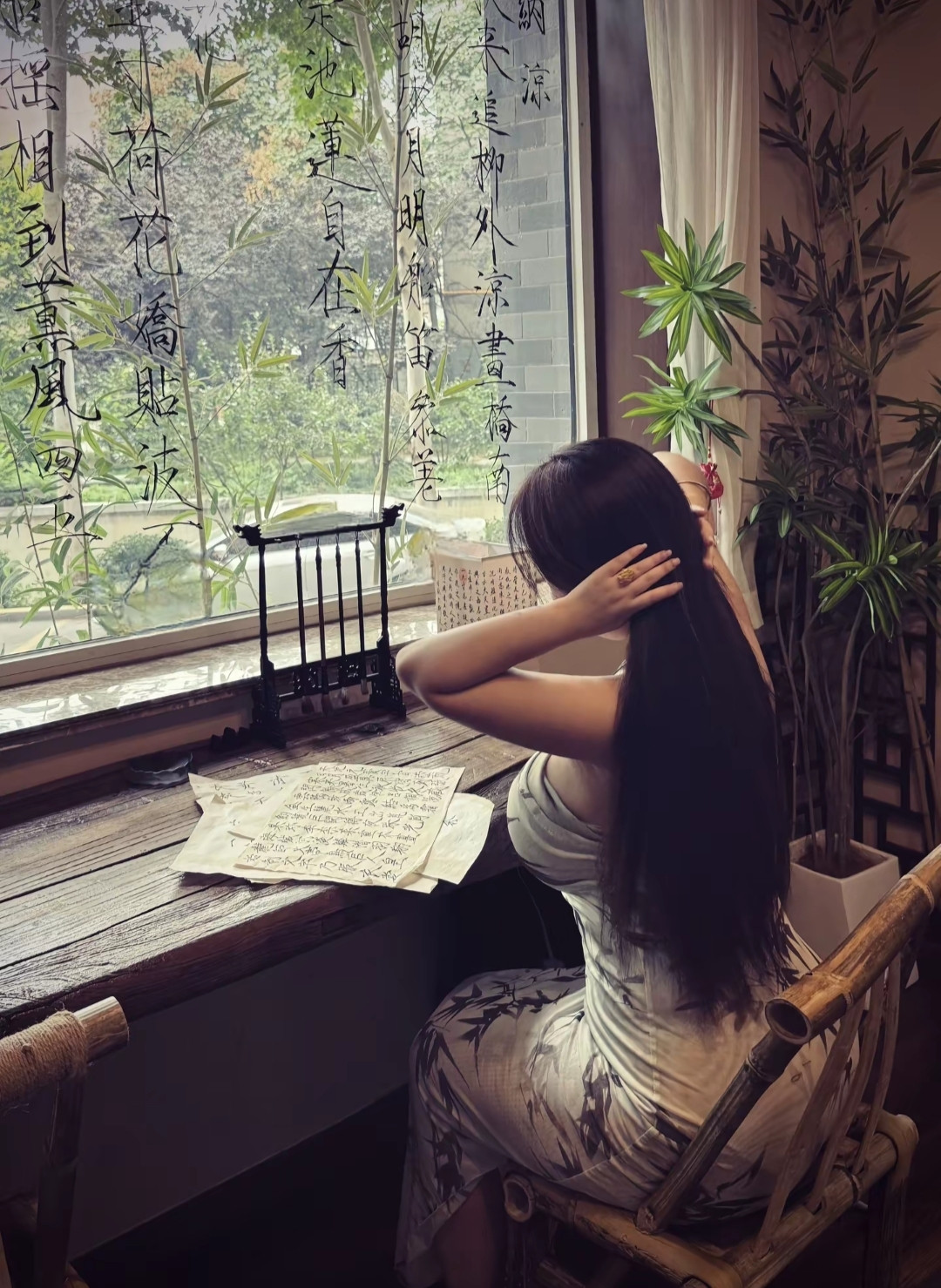 静坐窗前，书写心境，感受生活的诗意。