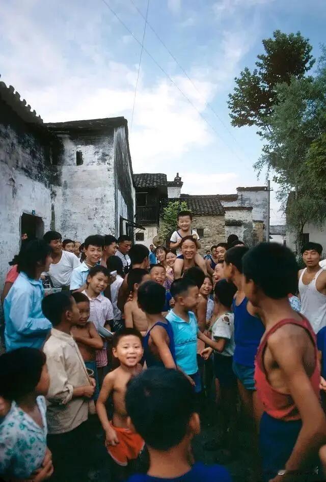 1981年的徽州老照片，直接看愣了！这哪是老照片啊，分明是把皖南的魂拍下来