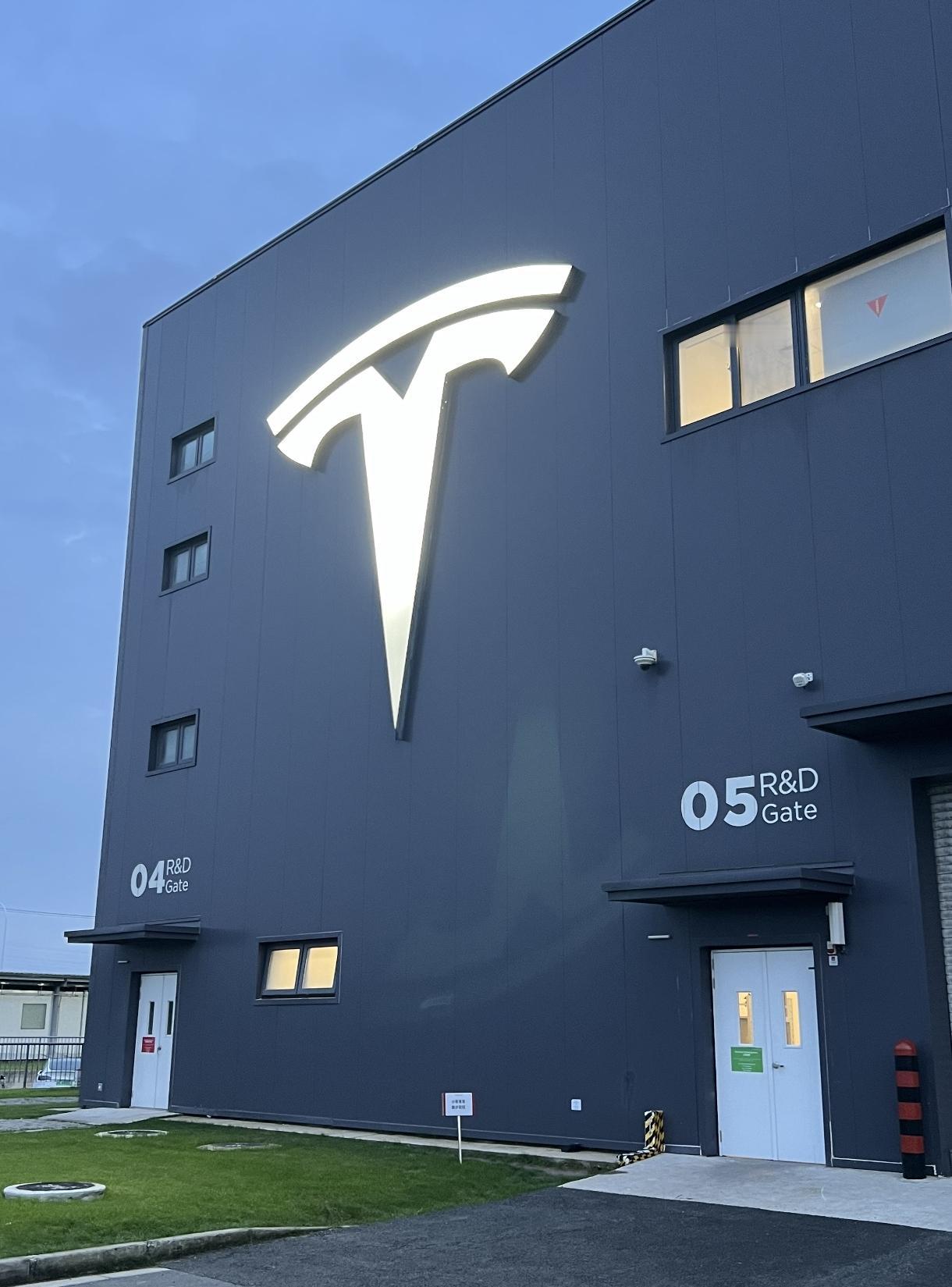 《华尔街日报》：2025年11月15日披露，特斯拉正在推进一项激进的供应链重组计