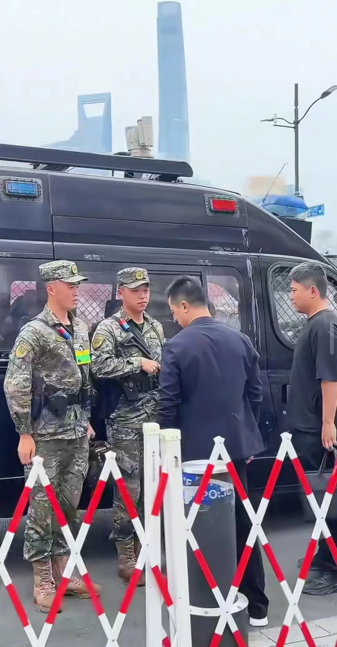 黑衣人是他们的领导吗？