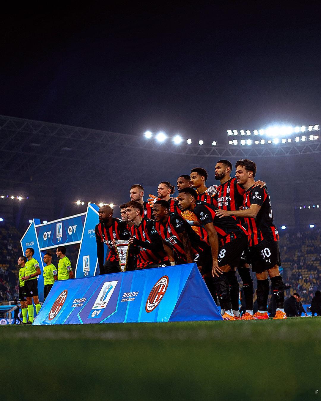 加油，小伙子们🔥cr：AC米兰足球俱乐部