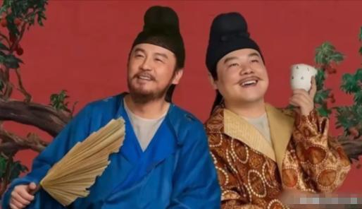 记者问雷佳音："在《长安的荔枝》里和岳云鹏合作，是不是很高兴？"雷佳音摆摆手：