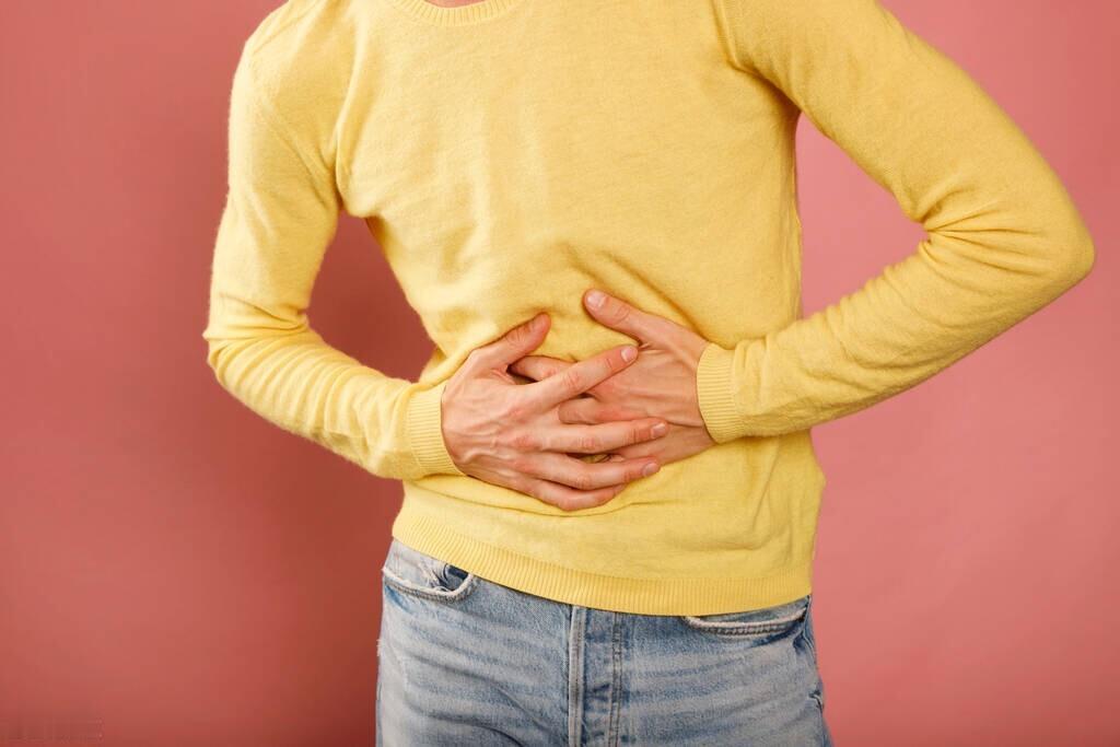 经常“放屁”是肝不好吗？医生提醒：放屁多，或与5个原因有关放屁一朵，就觉得