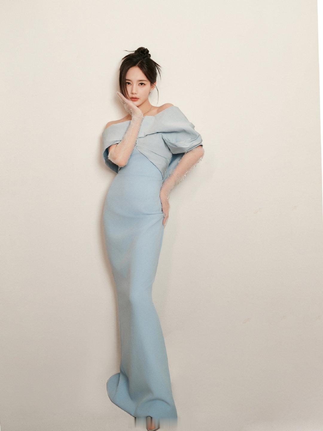 李一桐笑眼弯弯甜美可人​