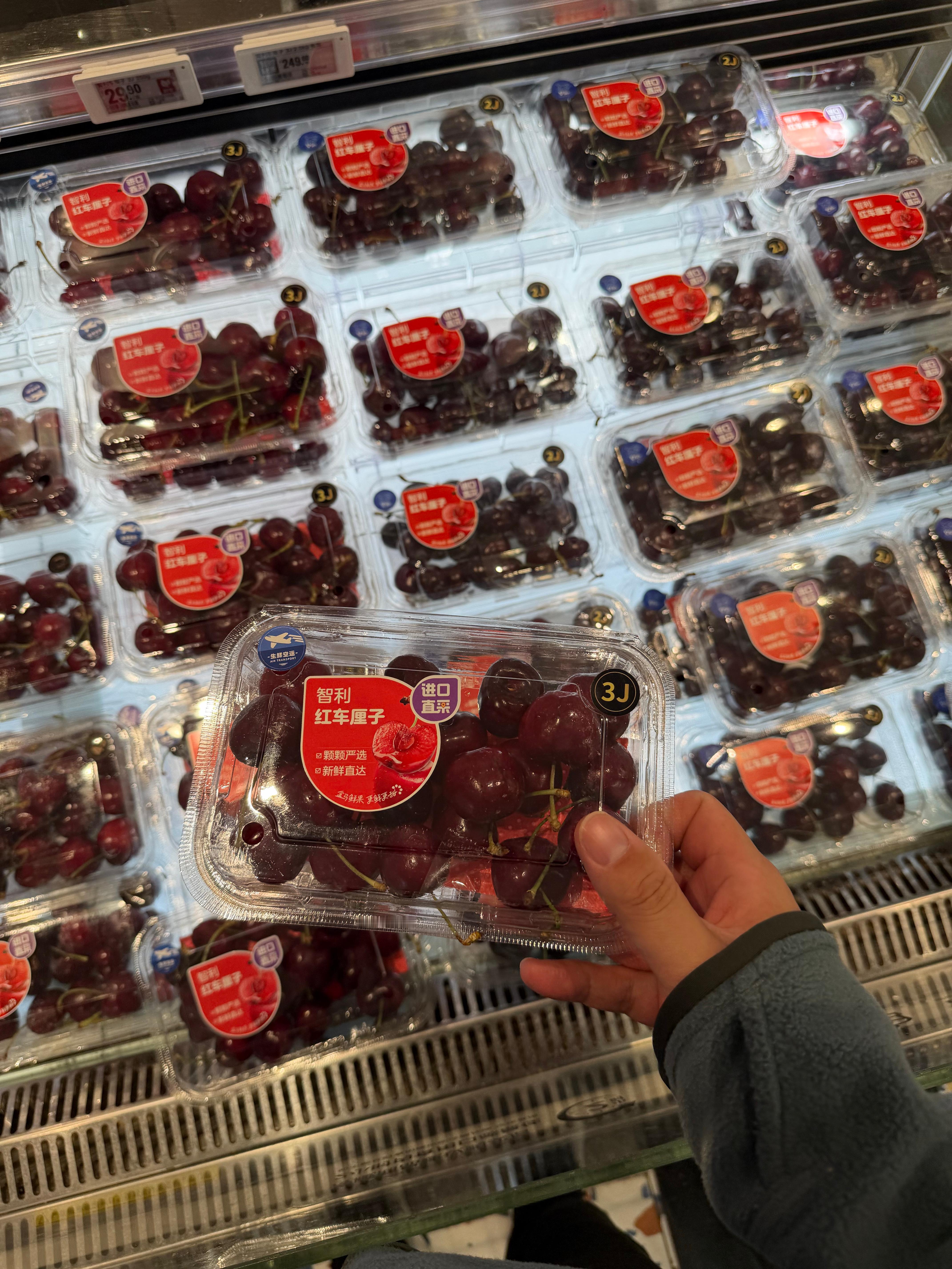 额，我买了两个榴莲给家里人吃，结果拿了一块不打折的，奇怪哦，估计打折标签漏打了，