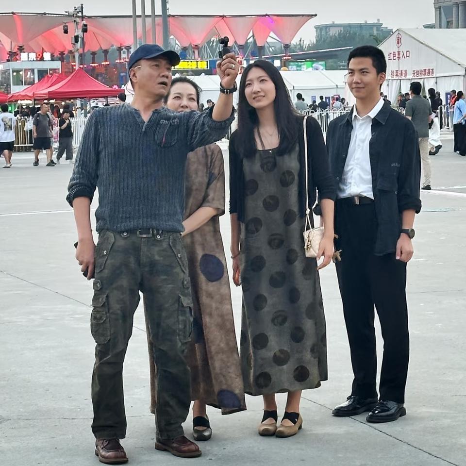 近日，有网友在北京偶遇胡军，他们一家四口在五棵松广场上的一幕。胡军和老婆卢芳