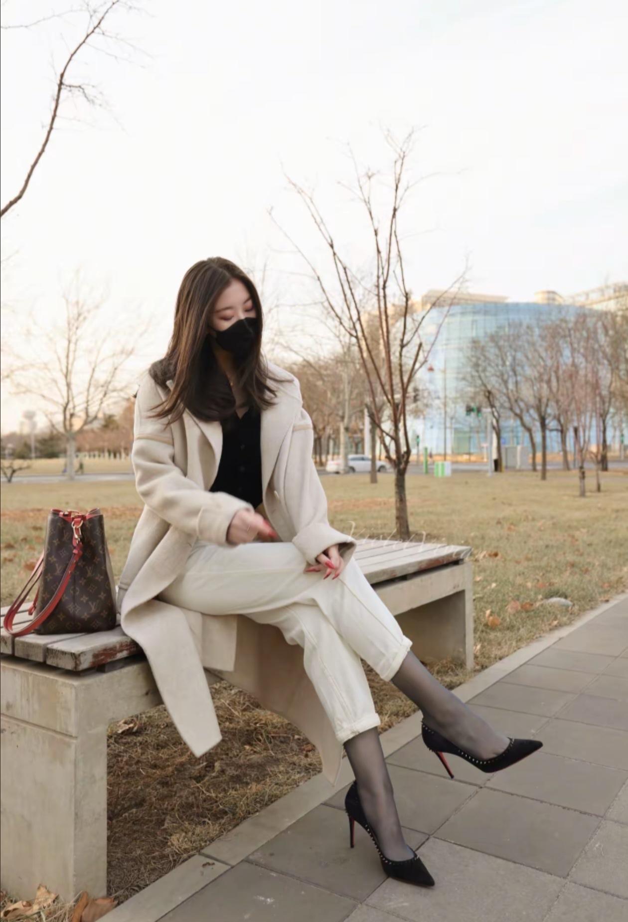 白色呢子大衣，白色裤子，黑色高跟，好搭