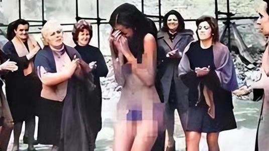 1945年，法国巴黎，这位名叫伊娃的女人，衣服被人扒了下来，丰腴的身体没有任何遮