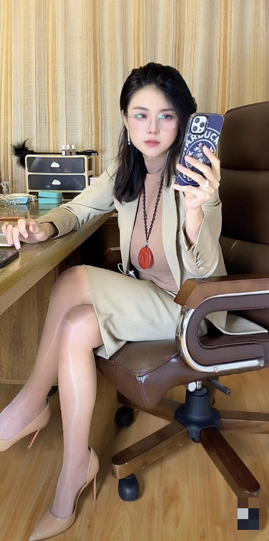 镜中人影，似有情深。高跟鞋丝袜拍照留念一下！御姐高跟鞋大长腿御姐丝袜