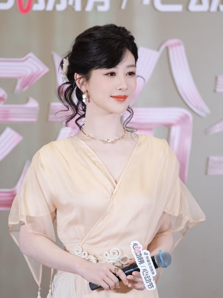 我看杨紫这次是被人下了“连环套”。攒了一年半的家底儿，三部大戏——非遗传承、