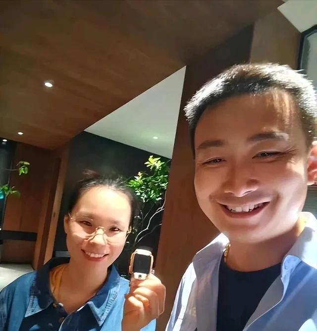 自私自利的卢女士弄丢了几百块钱的儿童手表，拨打12345求解决，城管肖局长接到工
