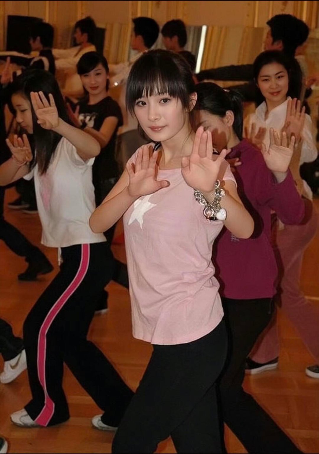 杨幂早期美照，一个人的气质，真的很重要。杨幂早期的美照，这是一张她上形体课的画面