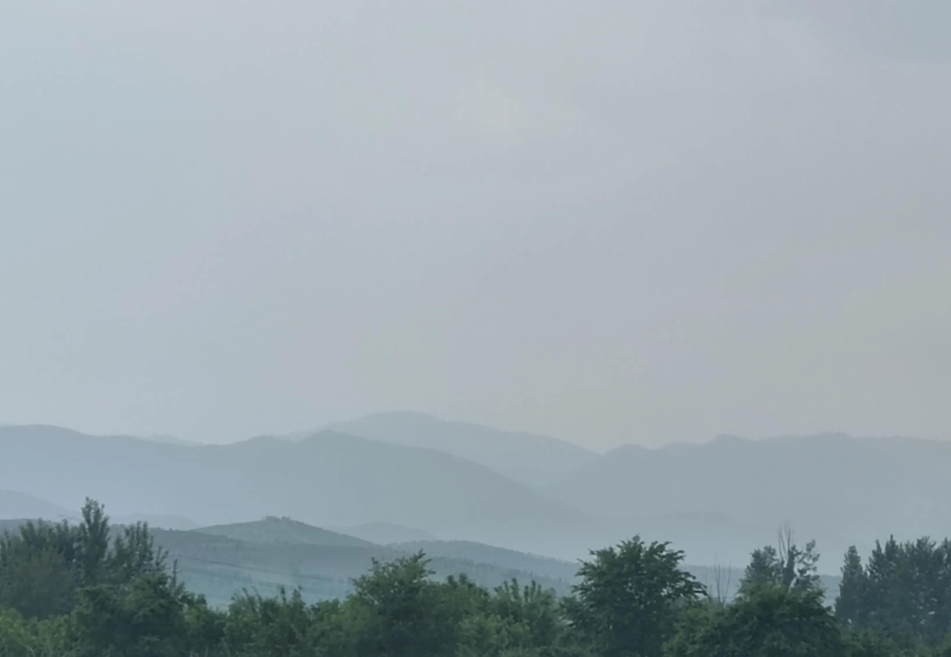 吃喝违规？人民网时评叫好：禁止违规吃喝，不是吃喝都违规。最近人民网一篇评