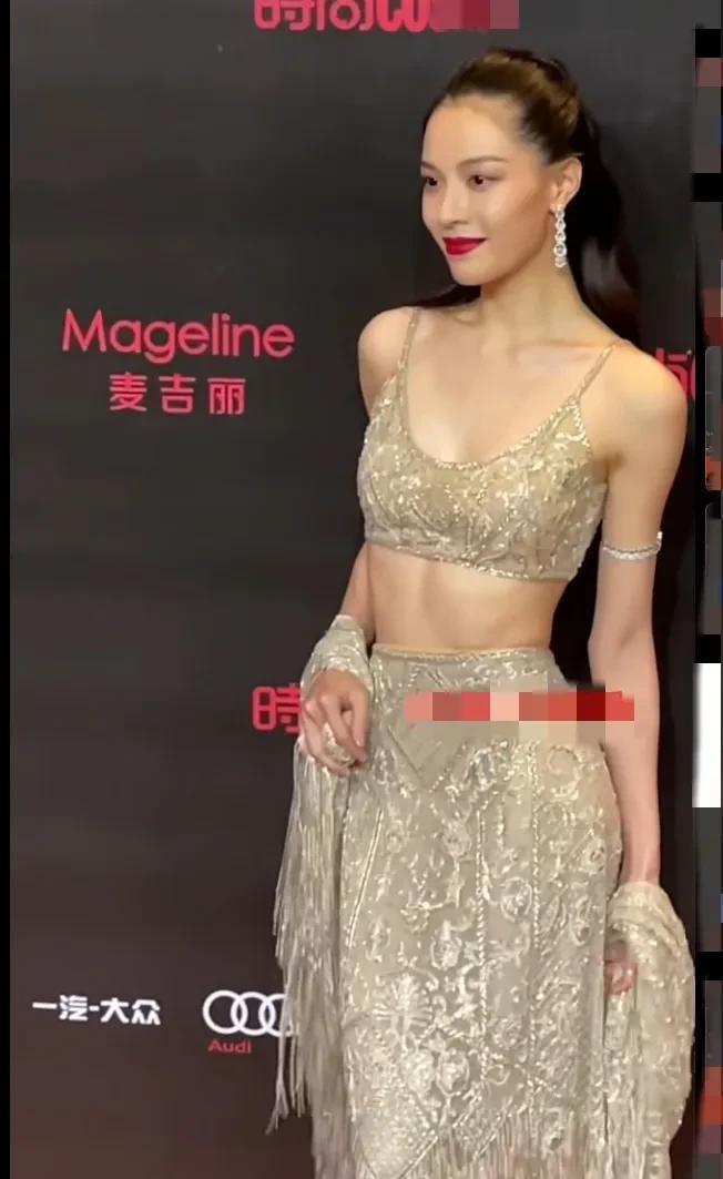 她不靠滤镜活,也不跟风换造型。衣服自己挑,妆容自己定,镜头前不讨好谁。三十出