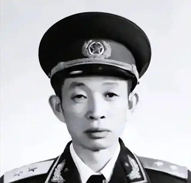 1947年5月的孟良崮，我脑子里有一个画面，几年了，一直忘不掉。九个人，跪在