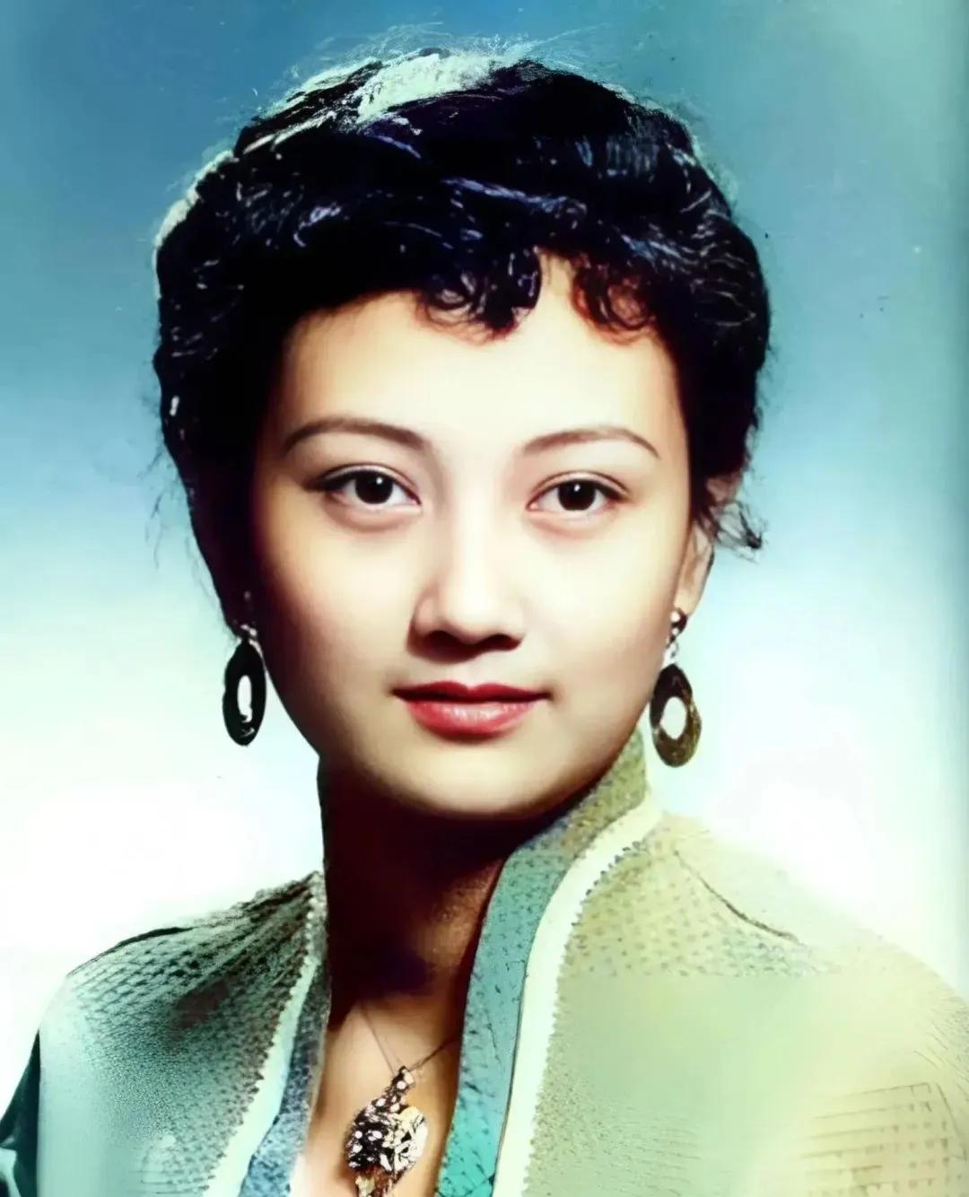1992年，八一厂背着800万外债，眼看就揭不开锅了，领导找到女演员王晓棠，问她