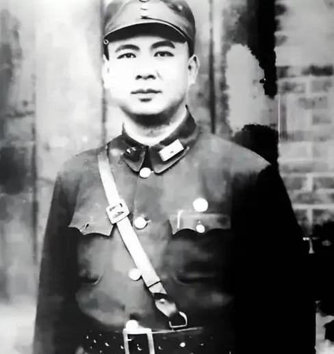 1950年，李苍降在台湾不幸被捕，敌人为了让他屈服，就叫来了他怀孕的妻子。 